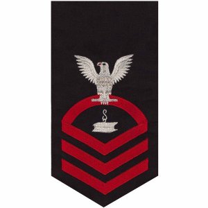 Navy E7 Male Rating Badge: Steelworker, seaworthy red on blue